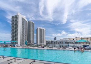 HYDE Beach House - 2BR High Ceiling Corner Suite!