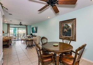 In the Center of the Action. Steps to Restaurants, Bars and all of the Fun - Deep Water Cove 205