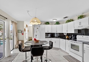 Just 3 mi. to Disney, pool (w/full privacy fence), grill, games room, 4 TVs