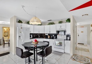 Just 3 mi. to Disney, pool (w/full privacy fence), grill, games room, 4 TVs