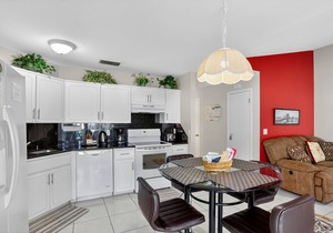 Just 3 mi. to Disney, pool (w/full privacy fence), grill, games room, 4 TVs