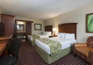 Just What You Were Looking For! 3 Comfortable Units, Pool, Free Parking