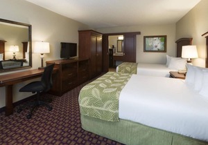 Just What You Were Looking For! 3 Comfortable Units, Pool, Free Parking