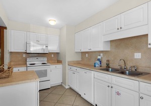 🌊LakeFRONT~Pool+Sauna~Walk2Beach~3BR Shoreline Towers Townhouse #4-4