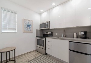 Lovely 1BR w/Parking Space & Walk to the Beach #7