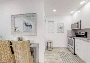 Lovely 1BR w/Parking Space & Walk to the Beach #7
