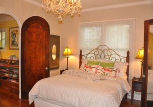 Lovely bungalow with gardens in Old Northeast.