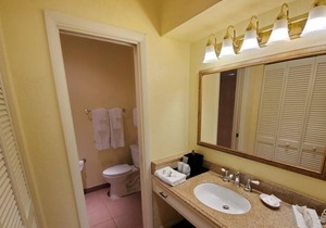 Lovely Escape! Convenient Room with King Bed, Free Parking, Outdoor Pool