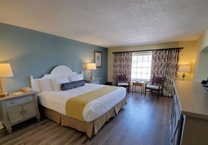 Lovely Escape! Convenient Room with King Bed, Free Parking, Outdoor Pool