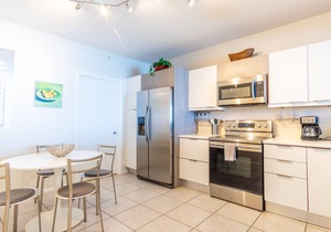Luminous corner condo overlooking the bay | WIFI + Netflix + Parking