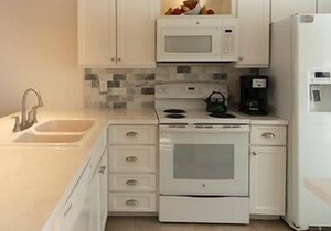 Mainsail (2-Bedroom Condo) with Pool by RedAwning
