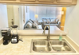 Minutes away from beach, Best Rate, Pool, Free parking and King Bed.