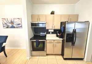 Minutes away from beach, Best Rate, Pool, Free parking and King Bed.