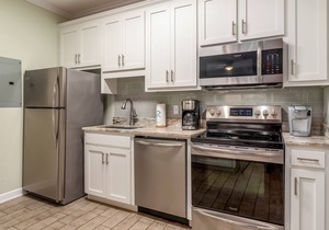 Modern & luxurious ground-floor condo near the Gulf with pools