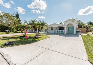 Naples Park Home: w/private screened lanai, heated salt water pool/spa, poolside cabana w/TV
