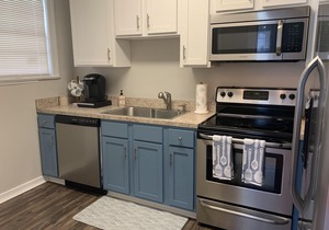 New Patio & Pergola, Near Shops/Restaurants, King Bed, Pet-Friendly Yard