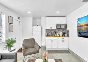 New Stylish One Bdrm Close to Beach & Hard Rock
