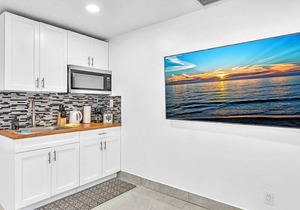 New Stylish One Bdrm Close to Beach & Hard Rock