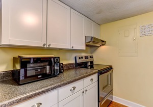 Newly furnished townhouse 2 blocks from the Ocean. Close to main beach, shopping and restaurants.