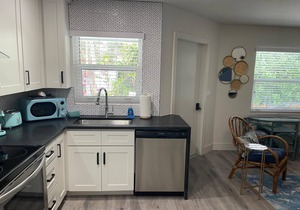 Newly Renovated 1-Bed Apt with Modern High-End Décor and Finishes. Sleeps 3