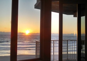Oceanfront Condo-Non-Driving Beach-Pool-Free Wifi/Parking-Bikes-Beach Equipment.