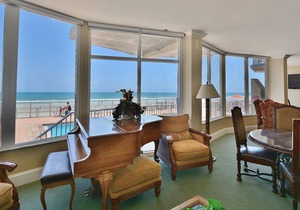 Oceanfront Condo-Non-Driving Beach-Pool-Free Wifi/Parking-Bikes-Beach Equipment.