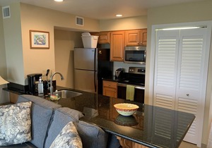 Oceanfront condo Ocean Pointe Suites. Swimming Pool, Beach.