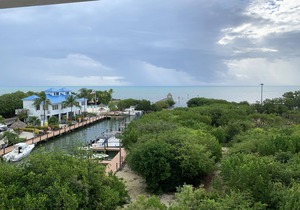 Oceanfront condo Ocean Pointe Suites. Swimming Pool, Beach.