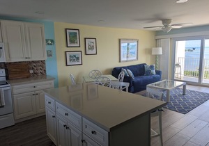 Oceanfront Luxury Condonn28 night minimum. Book Jan 7-Feb4 for 600 discount.