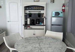 Oceanfront Studio w/Balcony, Pool, Tiki Bar & Stunning Sunrise Views!