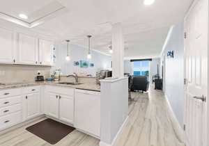 Oceanfront condo-steps from the beach! -Sleeps 4 2BR 2BTH on the 3rd floor