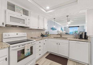 Oceanfront condo-steps from the beach! -Sleeps 4 2BR 2BTH on the 3rd floor