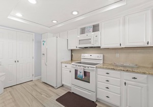 Oceanfront condo-steps from the beach! -Sleeps 4 2BR 2BTH on the 3rd floor
