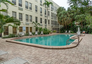 🏝Palm Beach Island Condo-Hotel King Bed Studio Walk to Beach🏖
