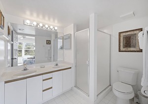 Peaceful garden condo w/ heated pool across the street from South Beach