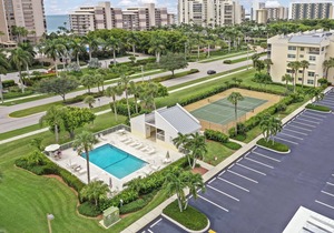 Peaceful garden condo w/ heated pool across the street from South Beach