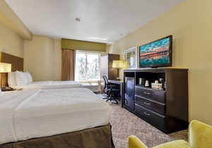 Perfect Family Vacation! 4 Convenient Rooms, Enjoy Our Outdoor Pool & Breakfast