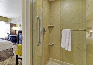 Perfect for Your Next Getaway! Close to Best Restaurants! Free Parking, Pool