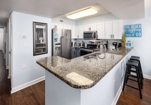 PI 510: Sunset Serenade. Two KINGS! Reserved parking, granite, top notch unit