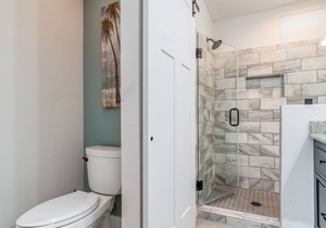 Private Community Pier. Steps from the beach. Newly Renovated, Beautiful Decor.