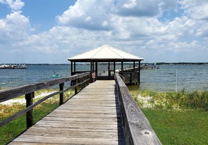 Private Community Pier. Steps from the beach. Newly Renovated, Beautiful Decor.
