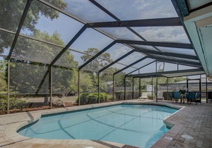 Private heated pool, close to Siesta beach.