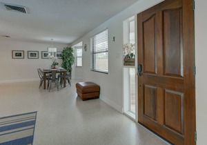 Private heated pool, close to Siesta beach.