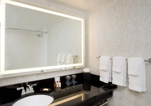 Relax & Unwind! 4 Friendly Units Pool, Close to Miami Cruise Ship Terminals!