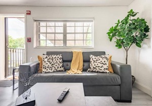 Relaxed apt,1&1w/patio; 7 min to Mia airport