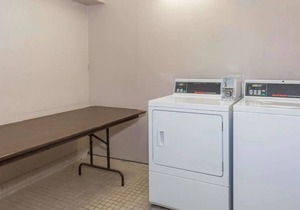 Relaxing Hideaway! Pool, Free Parking, Near Governor’s Square Mall