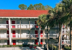 Relaxing Hideaway! Pool, Free Parking, Near Governor’s Square Mall