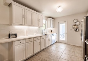 REMODELED BEACH HOME IN NAPLES! 1 1/2 MILES TO VANDERBILT BEACH WITH POOL/SPA