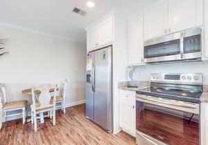 Remodeled duplex near local restaurants - walk 500’ to the beach