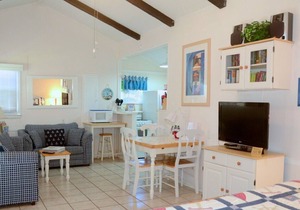 Romantic getaway! Historic cottage 2 blocks to beach